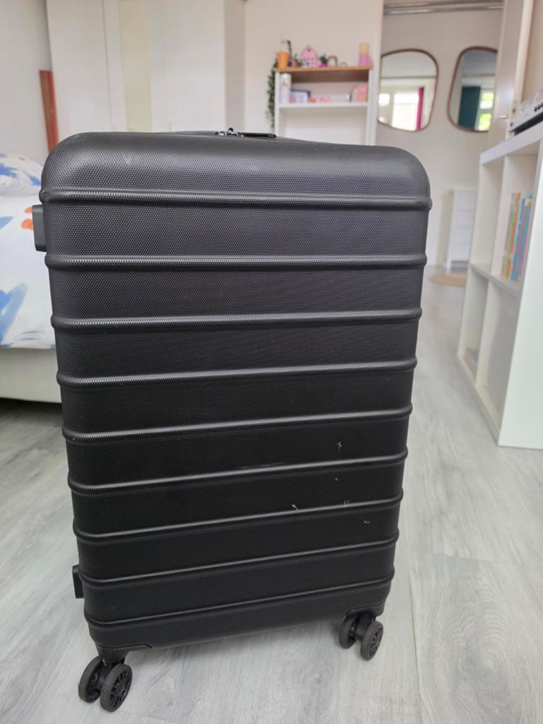 Zwarte koffer - zo goed als nieuw, Sieraden, Tassen en Uiterlijk, Koffers, Wieltjes, 50 tot 60 cm, Hard kunststof, Ophalen of Verzenden