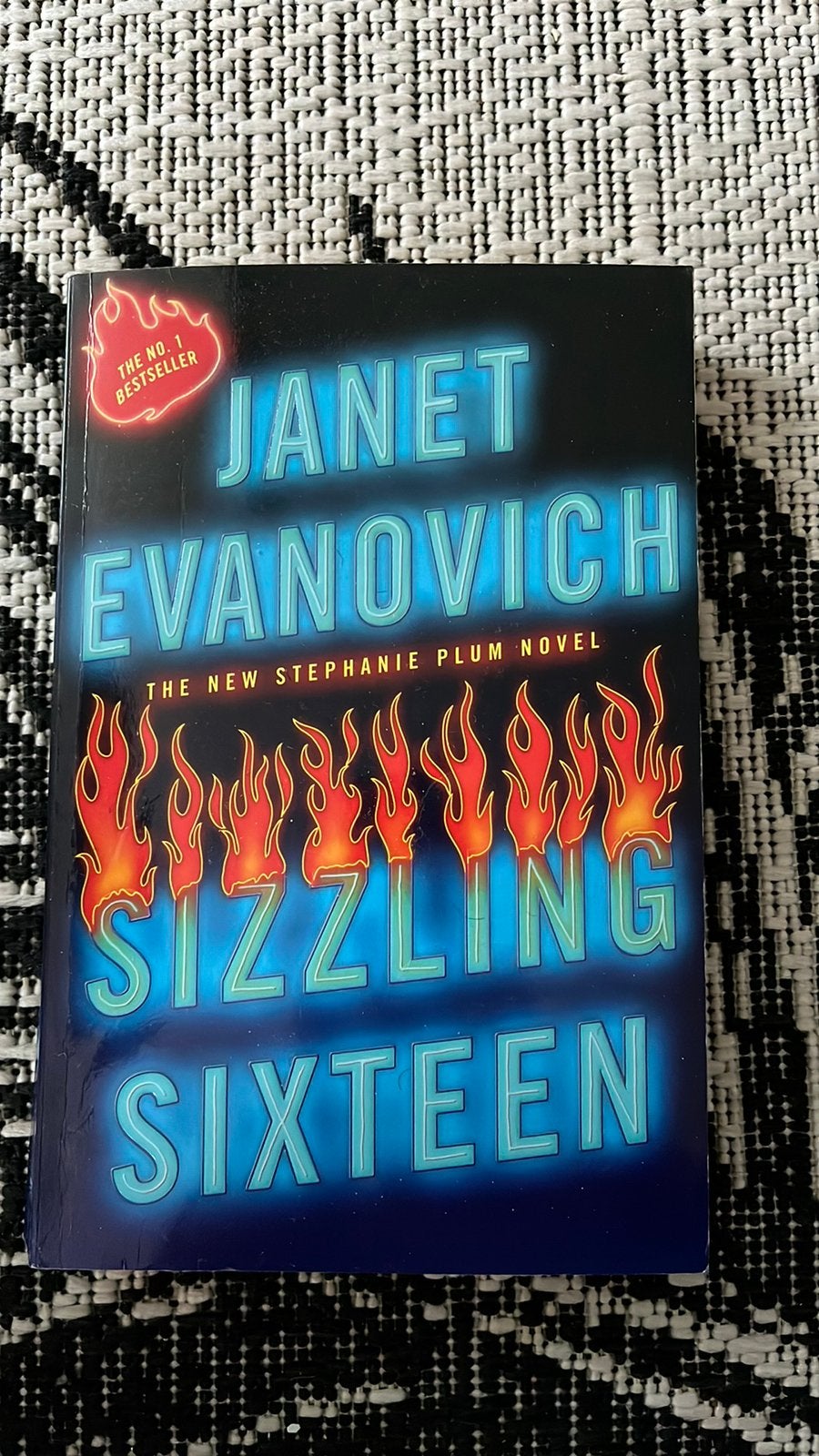 Boek Sizzling sixteen te koop, Ophalen of Verzenden, Gelezen