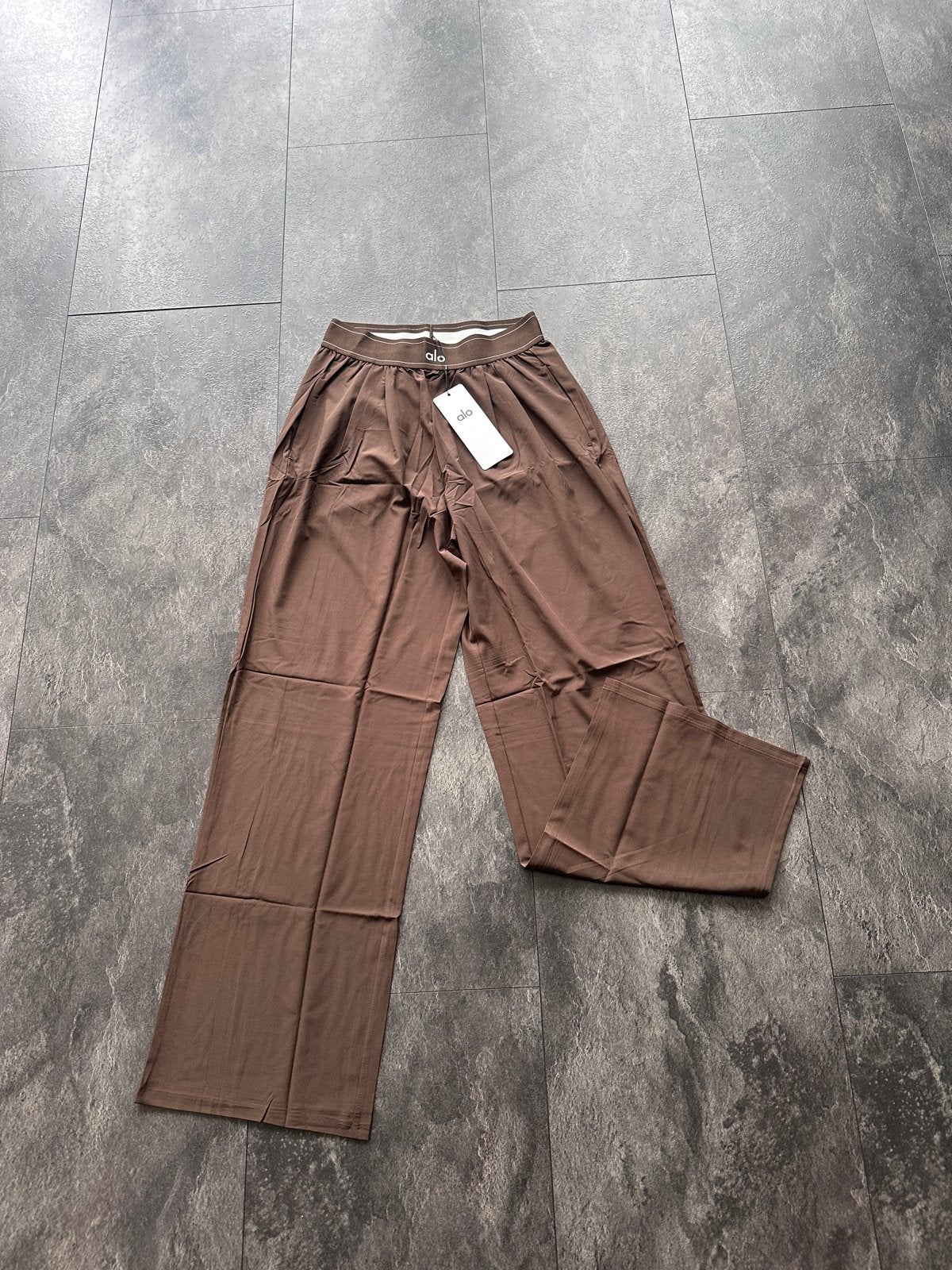 Alo Yoga espresso broek - Nieuw met labels, Bruin, Nieuw, Ophalen of Verzenden, Maat 36 (S)