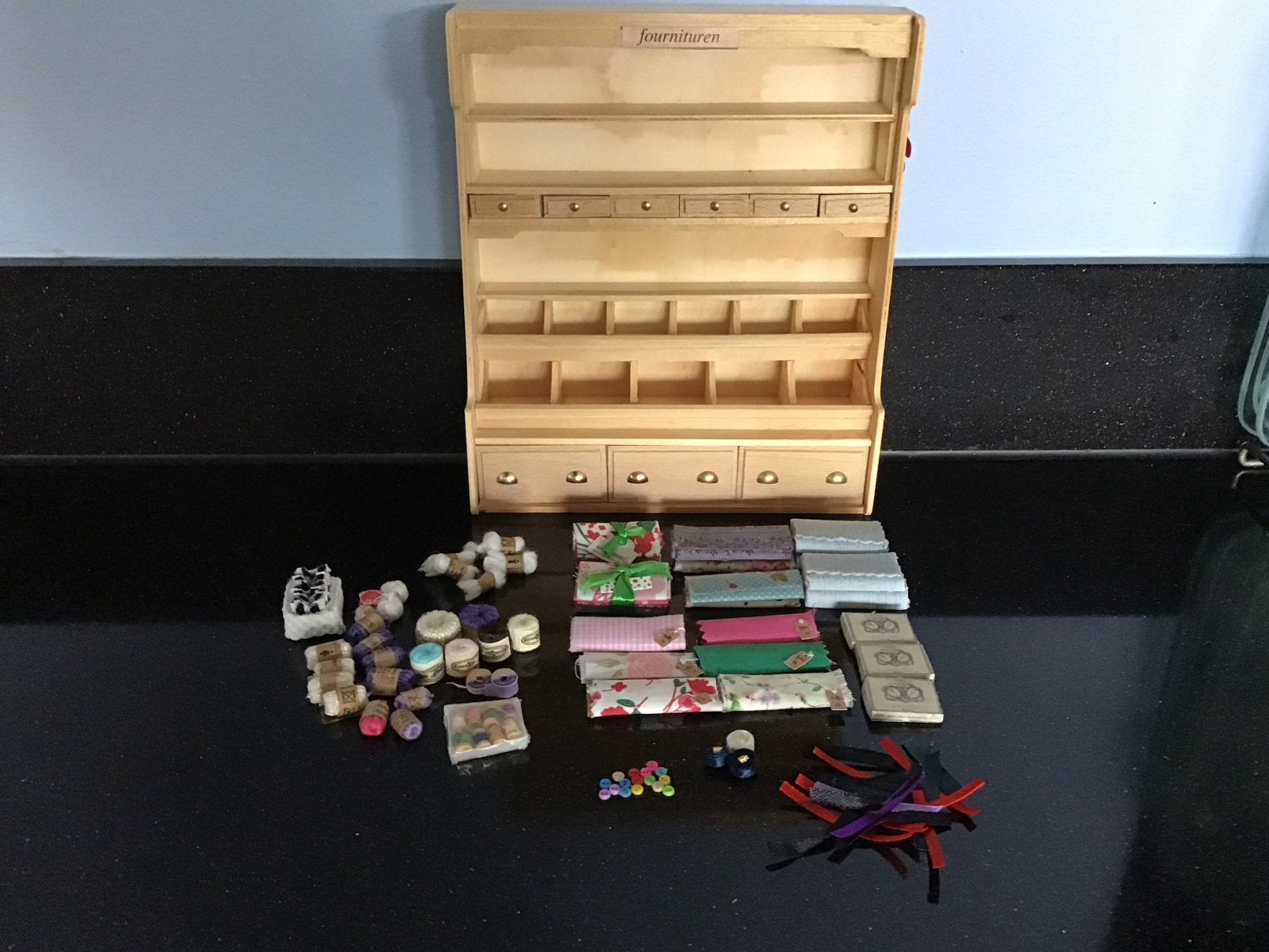 Miniatuur fournituren winkelkast met accessoires, Verzamelen, Poppenhuizen en Toebehoren, Ophalen of Verzenden, Zo goed als nieuw