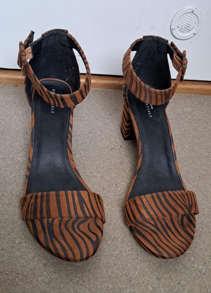 Mooie sandalen terra/zwart met blokhak zgan 41, Ophalen of Verzenden, Zo goed als nieuw, Sandalen of Muiltjes