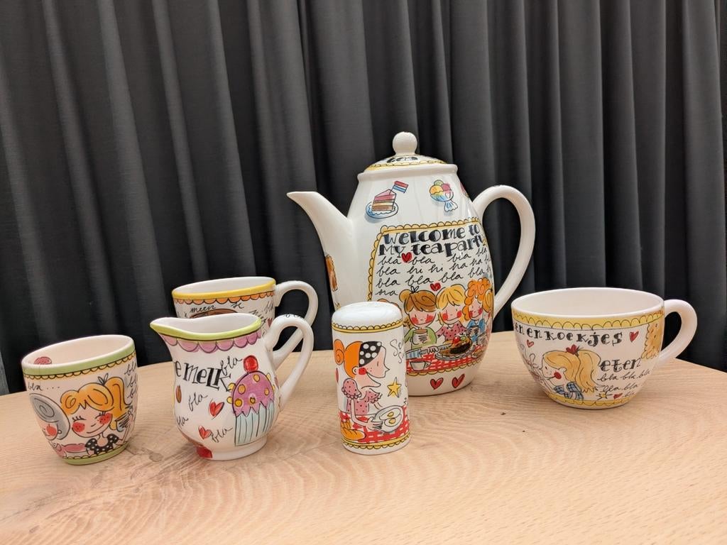 Blond servies! o.a. theepot, melkkannetje zoutvat en mokken!, Ophalen of Verzenden