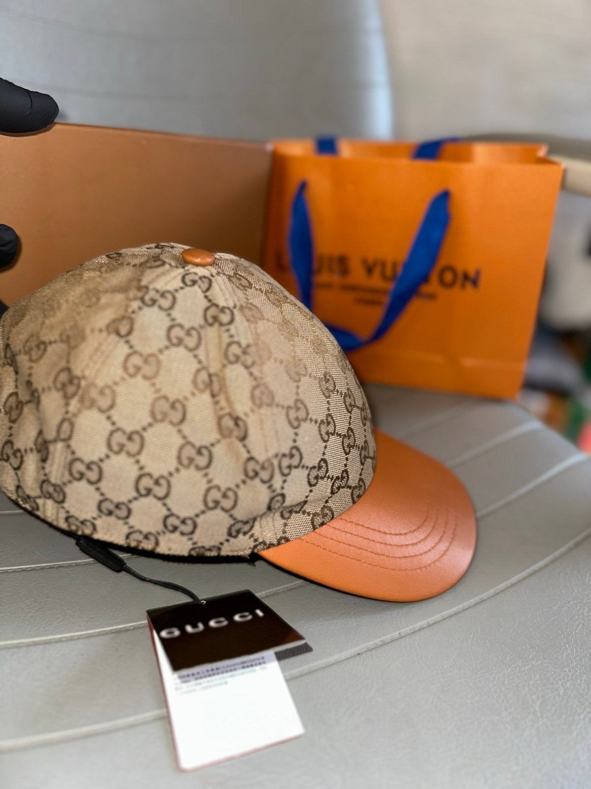 Gucci Pet met GG-monogram en leren klep, Kleding | Dames, Ophalen of Verzenden, Nieuw, One size fits all, Pet