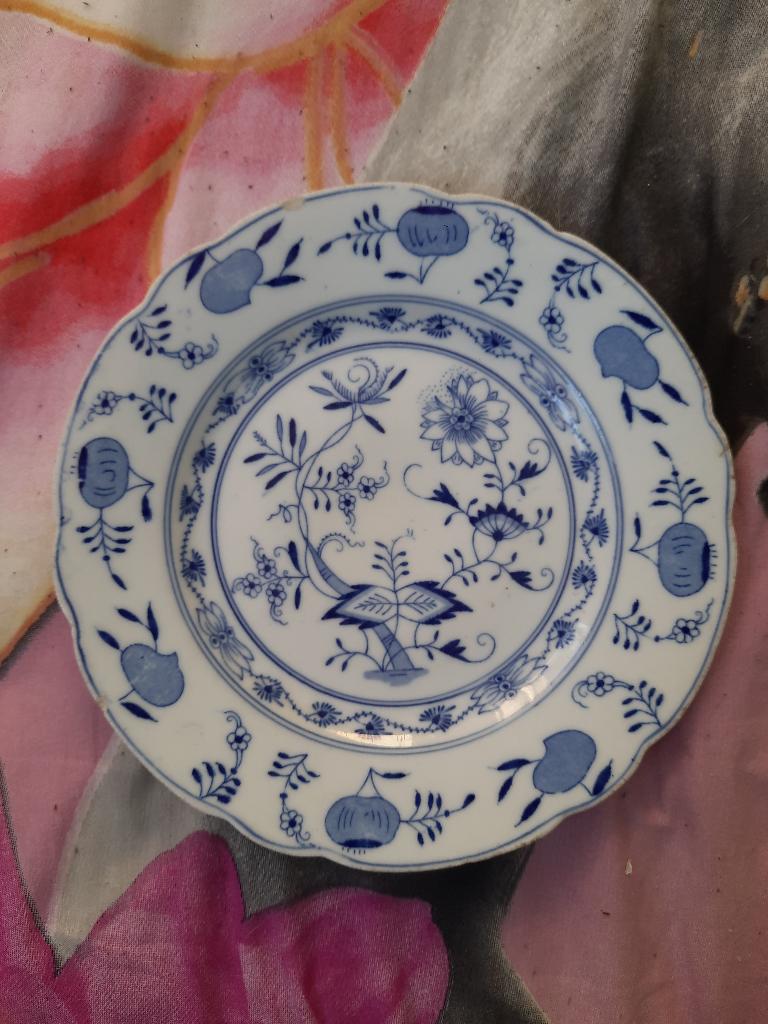2 antieke porseleinen Louis Regout borden "De blauwe ui", Antiek en Kunst, Antiek | Servies los, Ophalen of Verzenden