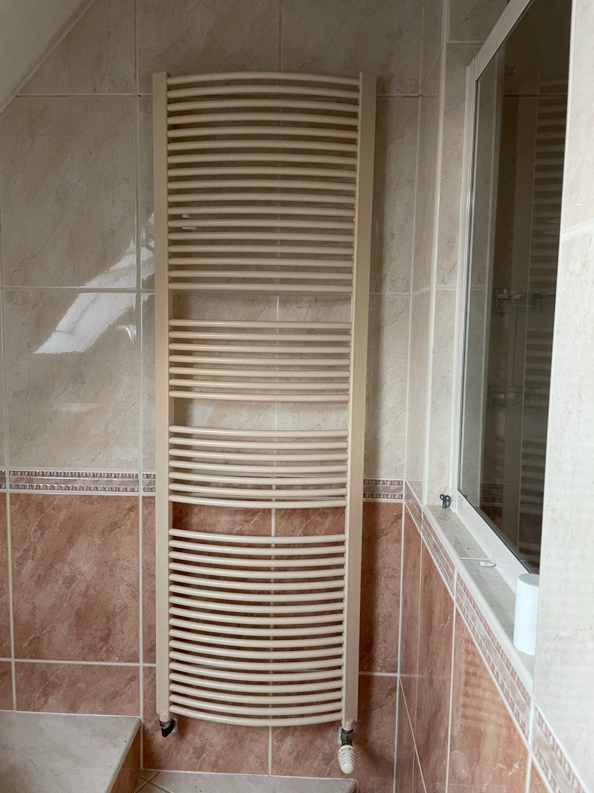 Gratis af te halen: Badkamer radiator (CV-aansluiting), Ophalen, Gebruikt, Radiator, Minder dan 60 cm