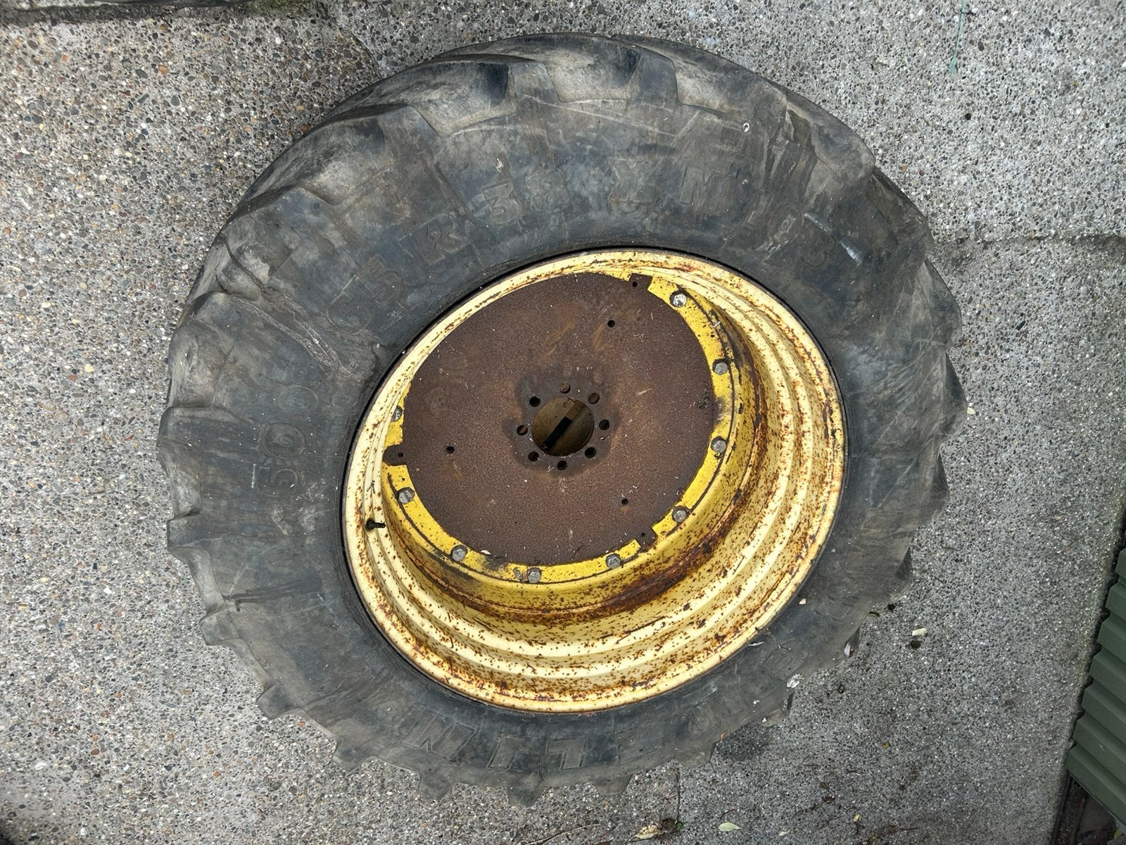 2x trekker wielen met banden 600 65 R38 zf steek, Ophalen
