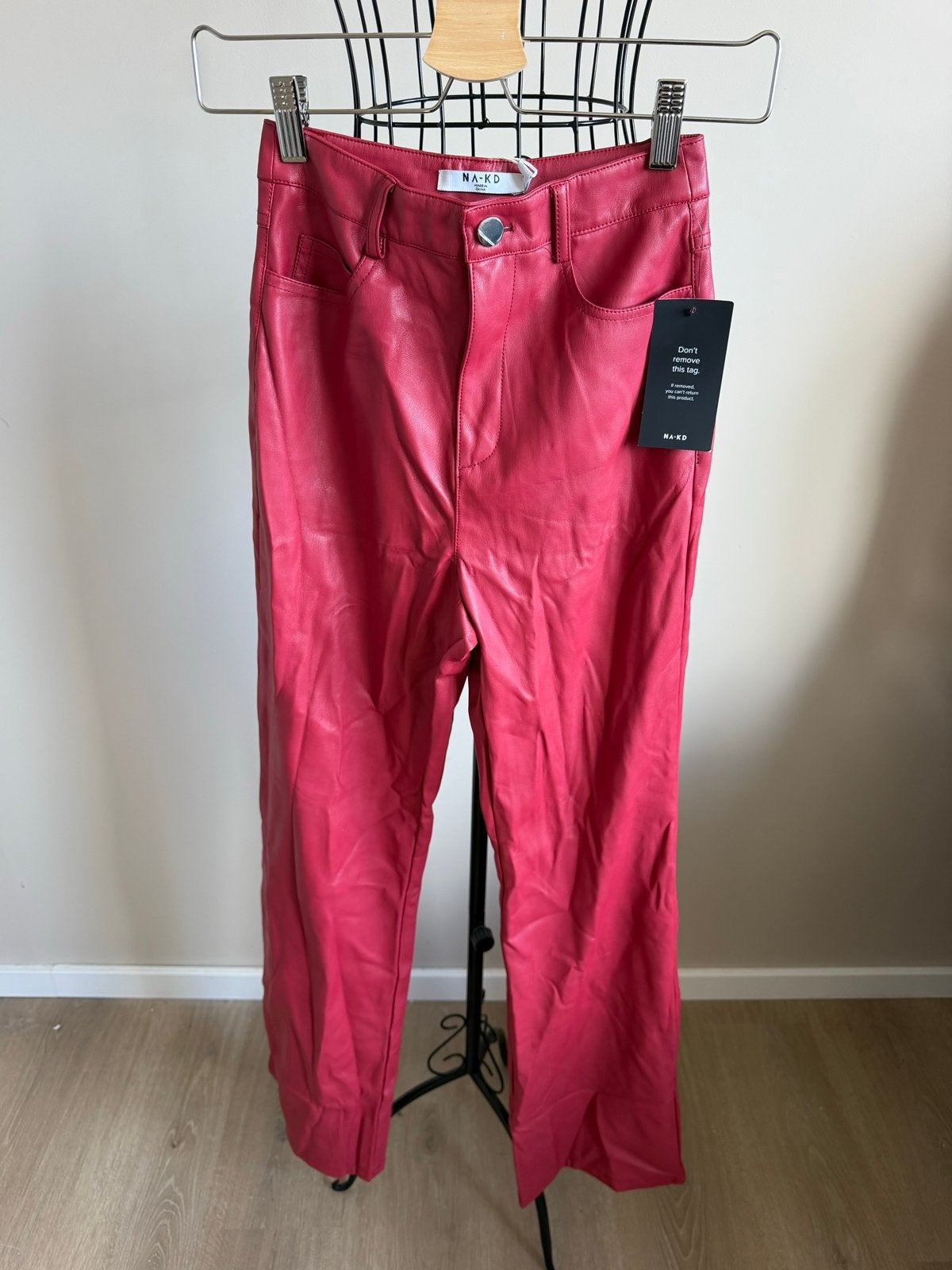 NA-KD Leren Broek Maat M - Nieuw met kaartjes, Ophalen of Verzenden, Nieuw, Maat 38/40 (M), Rood