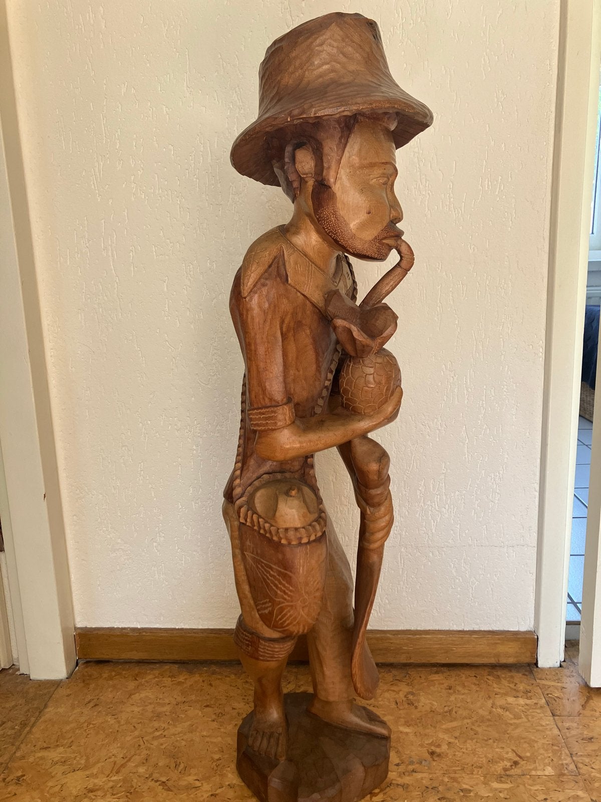 Houtsnijwerk: Man met sikkel en pijp, Antiek en Kunst, Kunst | Beelden en Houtsnijwerken, Ophalen, Houtsnijwerk, 50 - 100 cm, Handgemaakt