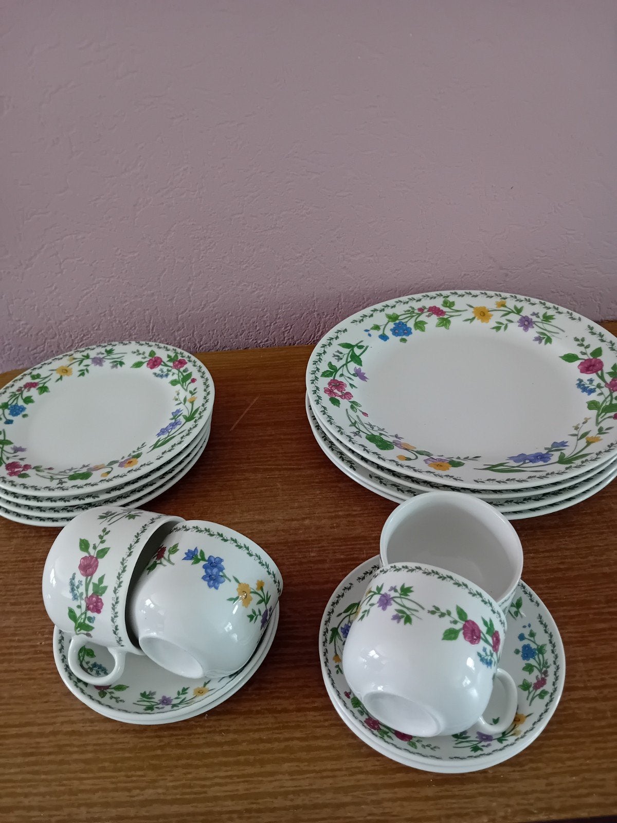 Servies met bloemmotief - Borden en kopjes, Ophalen of Verzenden