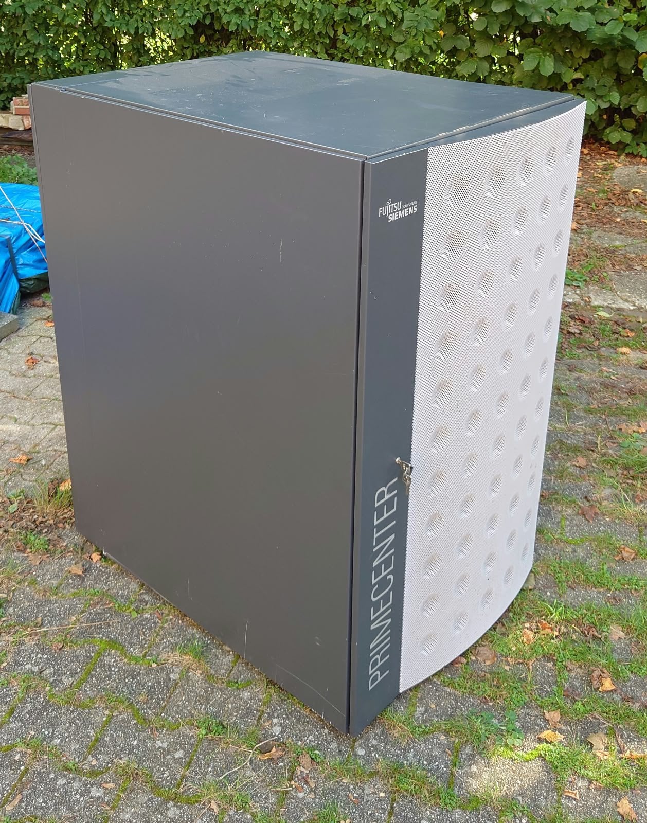 24U 19-inch serverkast / server rack, Computers en Software, Ophalen, Gebruikt, Geperforeerd, Geperforeerd