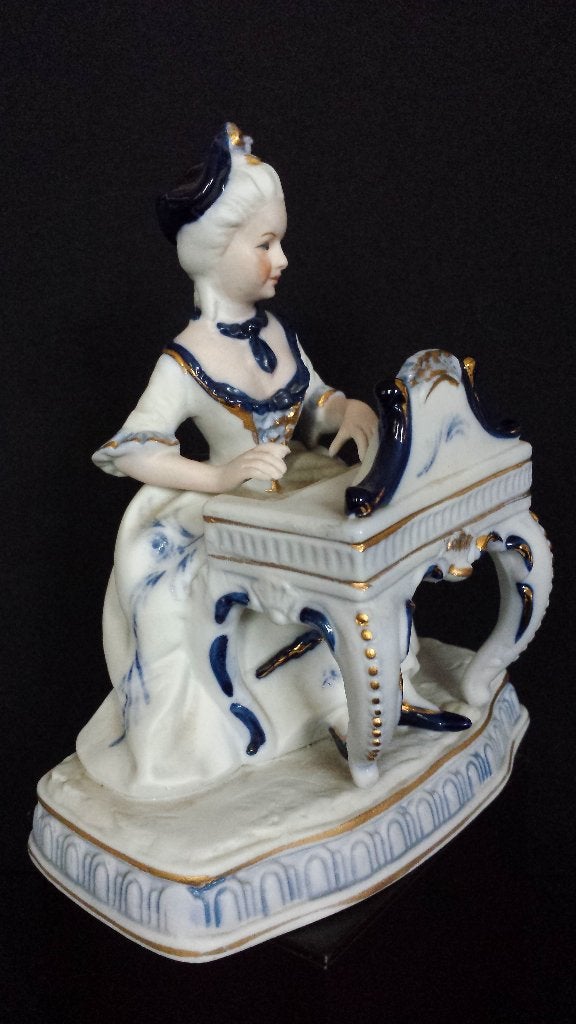Porseleinen BEELDJE Victoriaanse DAME met PIANOLA ~ 16 cm hg, Antiek en Kunst, Ophalen of Verzenden