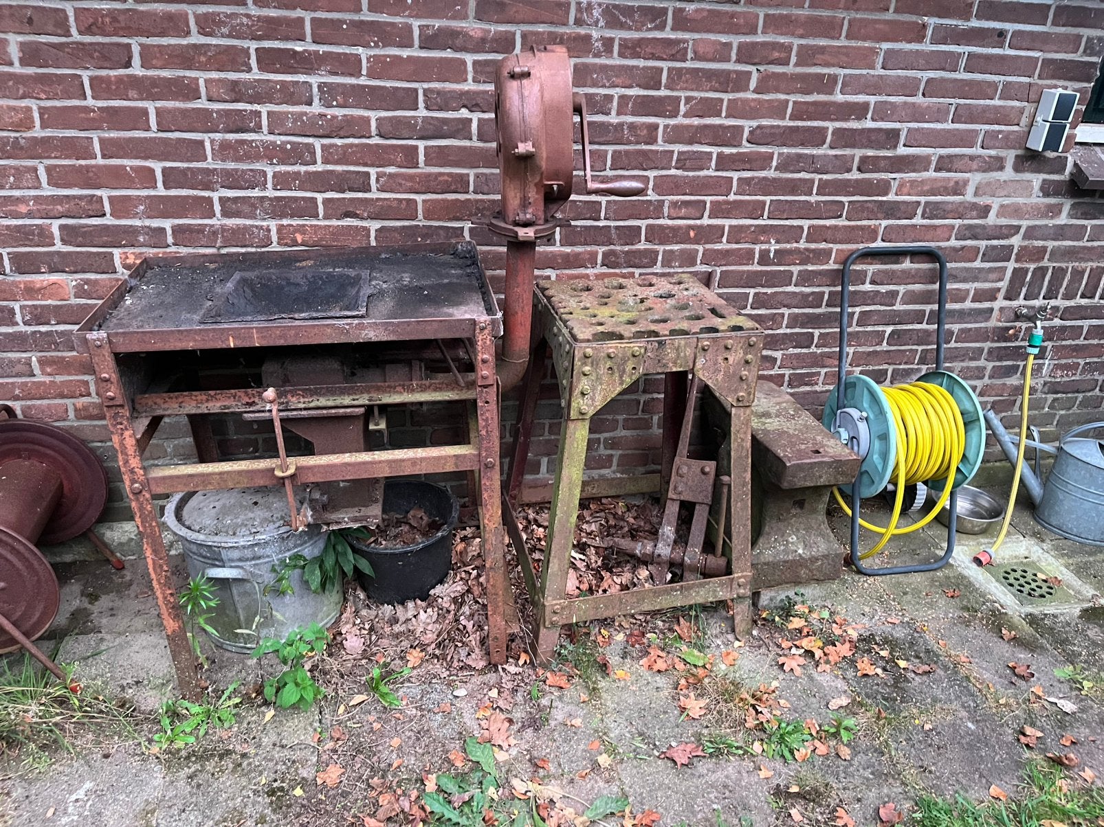 Veldsmidse, aambeeld, gatenplaat en staartbankschroef, Ophalen