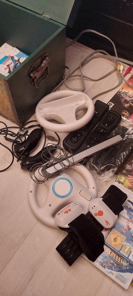 Nintendo Wii inclusief 13 spellen en accesoires, Ophalen, Zo goed als nieuw, Met 2 controllers, Met stuurtje