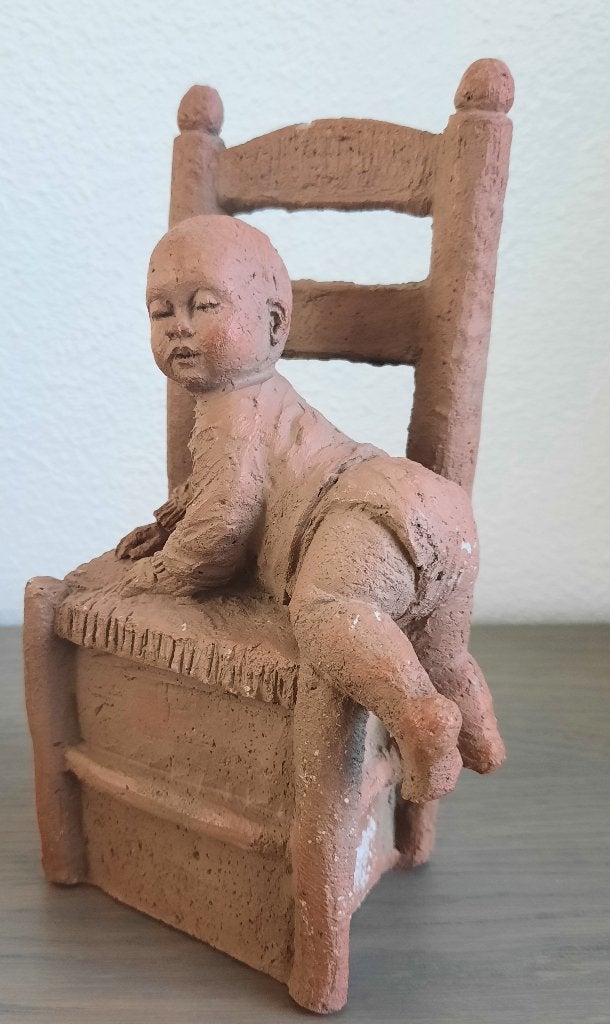 Geert Kunen - baby op stoel, Antiek en Kunst, Overige onderwerpen, Minder dan 20 cm, Handgemaakt, Ophalen of Verzenden