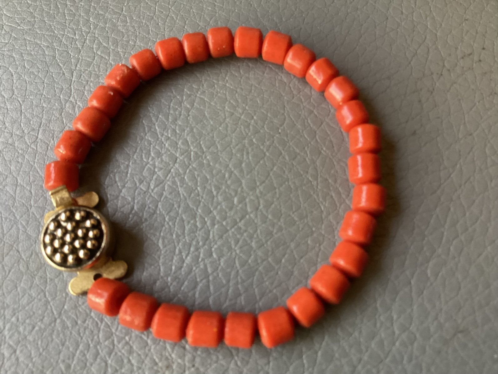Vintage bloedkoralen armbandje met goudkleurige sluiting, Overige materialen, Gebruikt, Ophalen of Verzenden, Met bedels of kralen