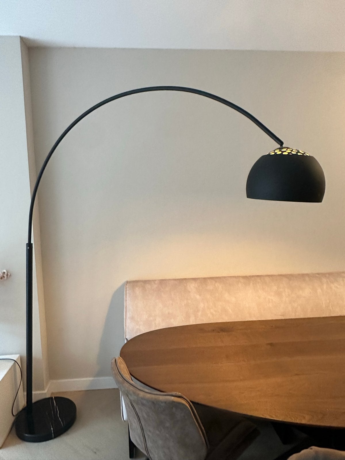 Moderne booglamp met marmeren voet en zwarte kap, Ophalen, 200 cm of meer, E27 (groot), Zo goed als nieuw