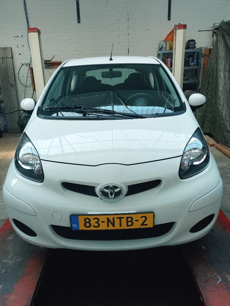 Toyota Aygo 1.0 12V Vvt-i 3DRS MMT 2010 Wit automaat, Auto's, Stof, 4 stoelen, Origineel Nederlands, Bedrijf