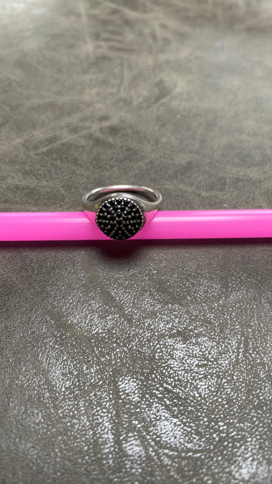 Zilverkleurige ring met zwarte steentjes Pandora maat 18, Gebruikt, Ophalen of Verzenden, 17 tot 18, Met edelsteen