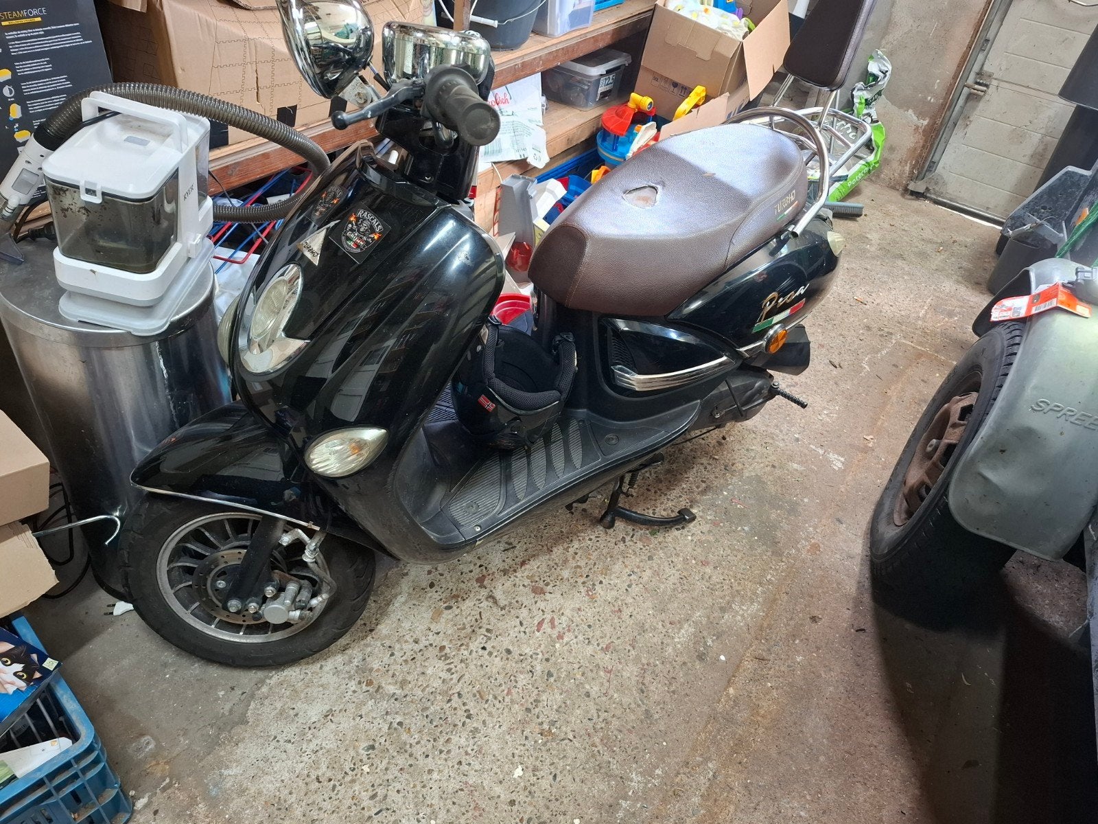 Zwarte scooter met lichte gebruikssporen, Ophalen, Gebruikt, Benzine