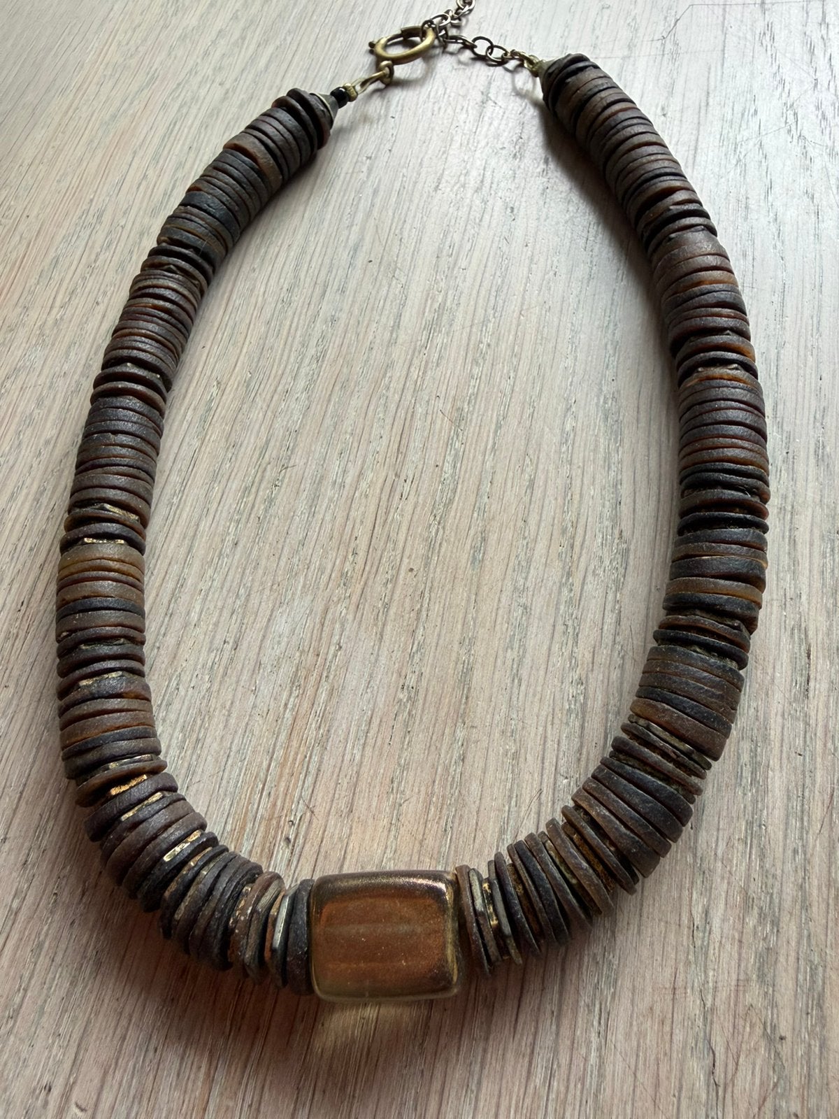 Oude korte ketting met benen kralen met messing plaatjes, Verzenden, Zo goed als nieuw, Overige materialen