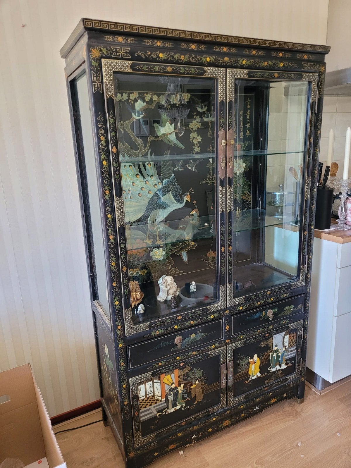 Prachtige Chinese vitrinekast met pauwdecoratie, Ophalen