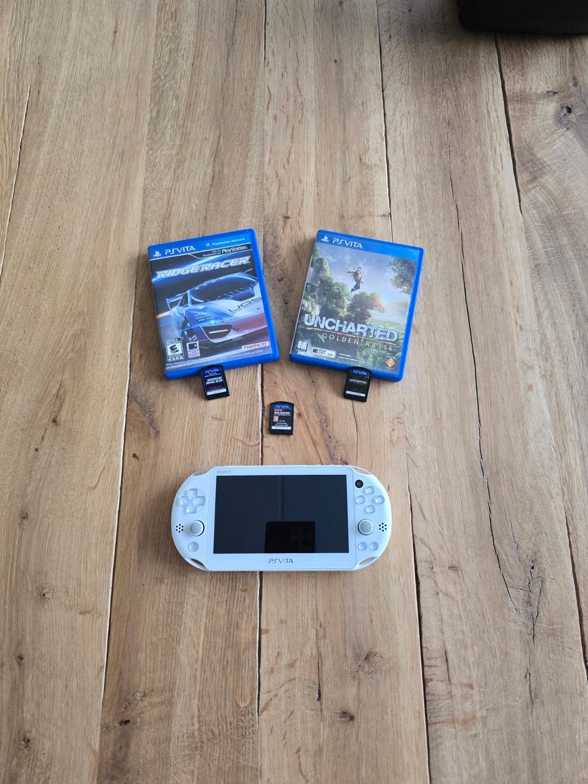 PS Vita Wit in goede conditie met 3 spellen en oplaadkabel, Spelcomputers en Games, Spelcomputers | Sony PlayStation Vita, Ophalen of Verzenden