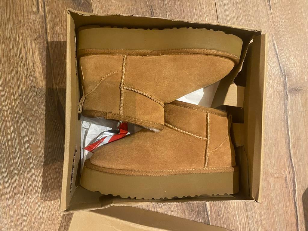 Bruine Uggs maat 39 mini platform, Bruin, Lage of Enkellaarzen, Nieuw, Ophalen of Verzenden