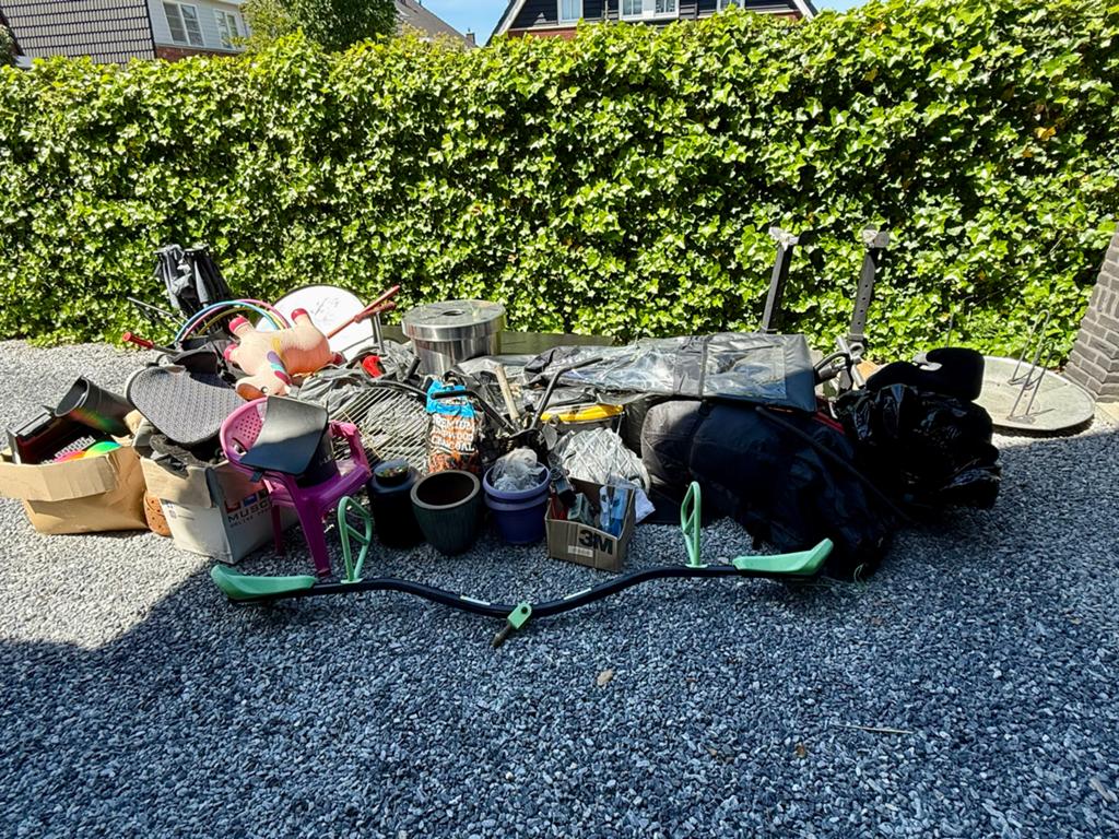 Spullen afvoeren naar de stort (Garage opruiming)