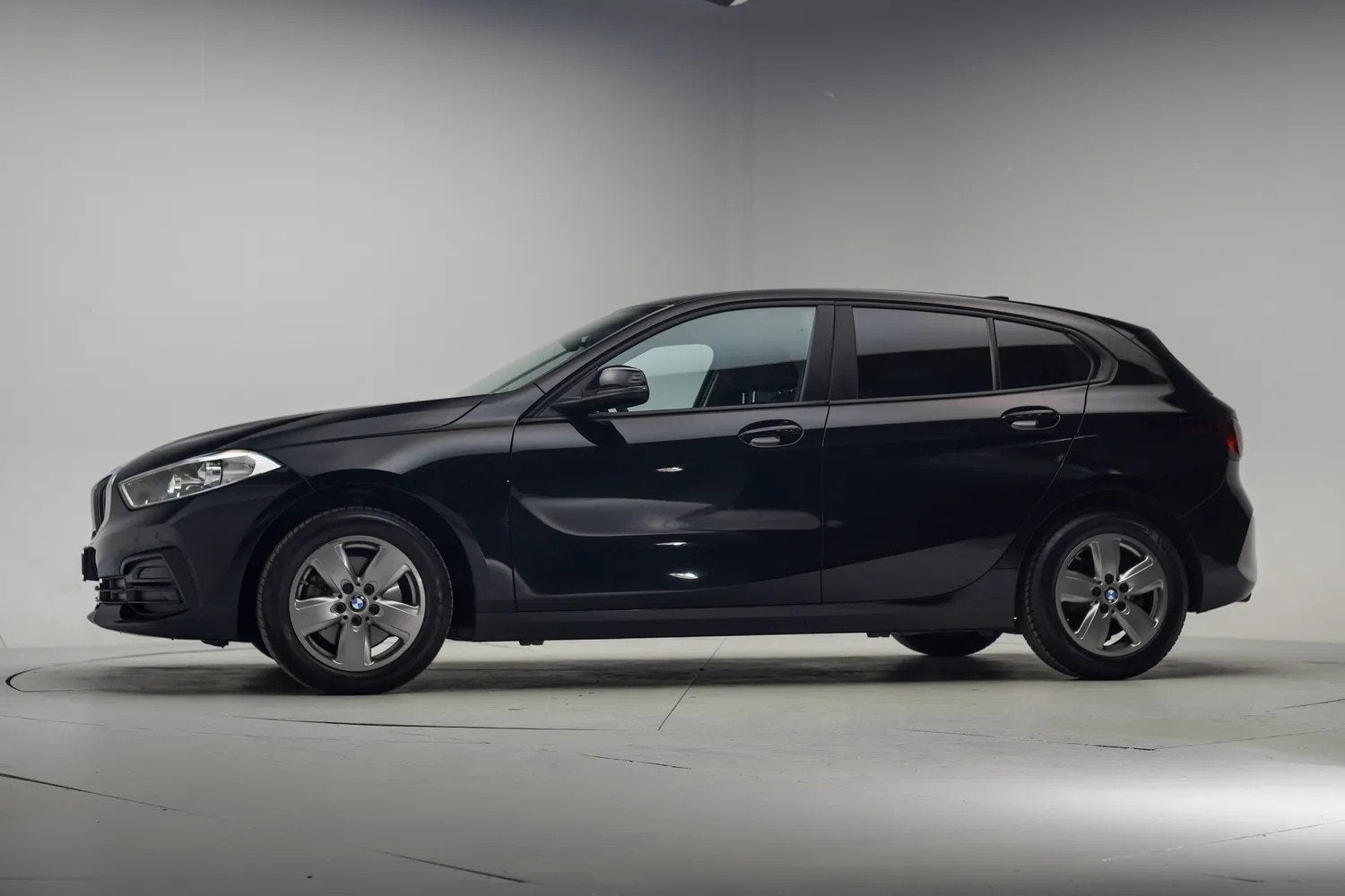 BMW 1-serie 118i Aut. [ Navi Apple/Android Cruise ], Auto's, 136 pk, Gebruikt, 1295 kg, Zwart