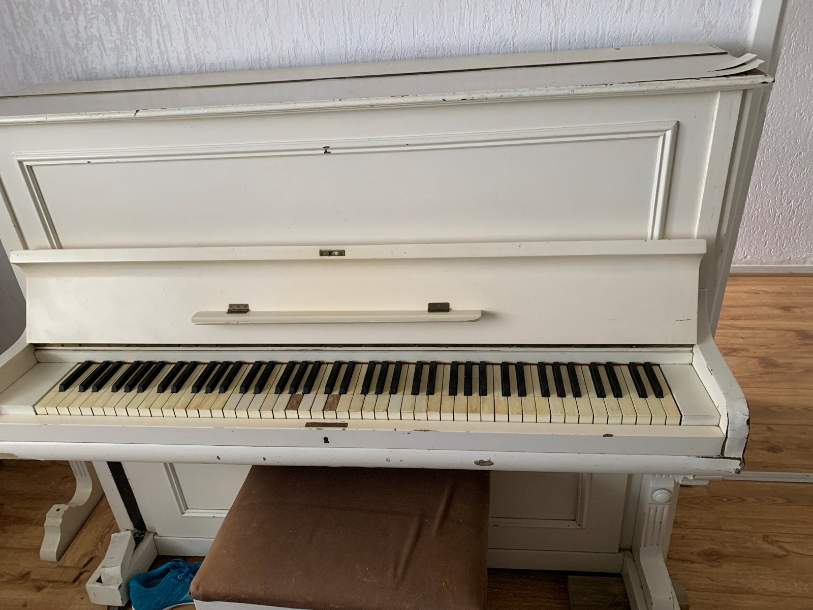 Opknap piano met gratis krukje.    GRATIS!!, Ophalen of Verzenden, Gebruikt, Wit, Piano