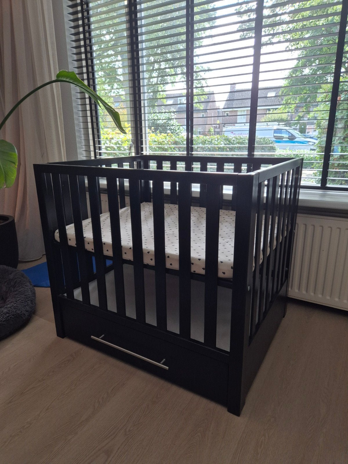 Zwarte box met lade en matras, Kinderen en Baby's, Ophalen, 85 tot 100 cm, Zo goed als nieuw, Minder dan 140 cm