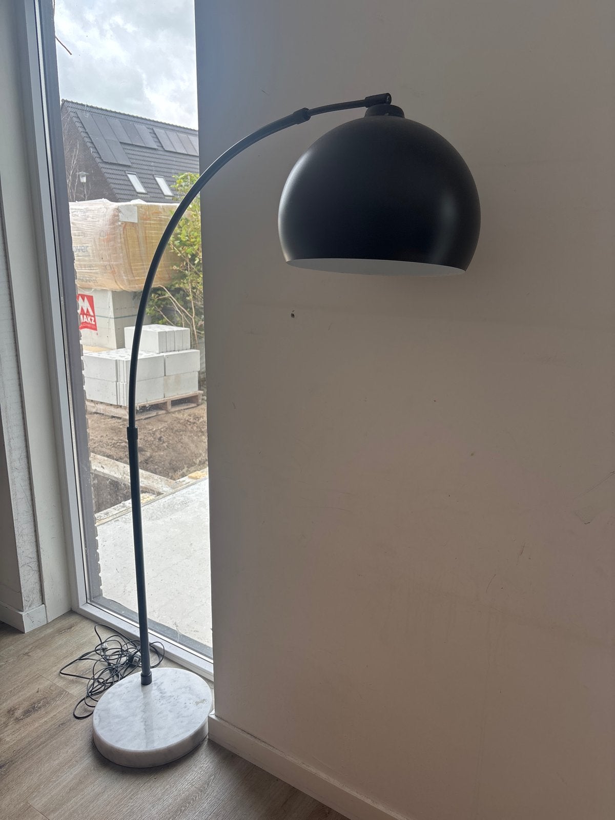 Moderne booglamp met marmeren voet en zwarte kap, Ophalen, E27 (groot), Zo goed als nieuw, Metaal