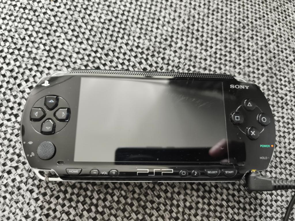 PSP 1004 met 5 games en lader (geres. voor R.H), Spelcomputers en Games, Ophalen of Verzenden, Zo goed als nieuw, PSP