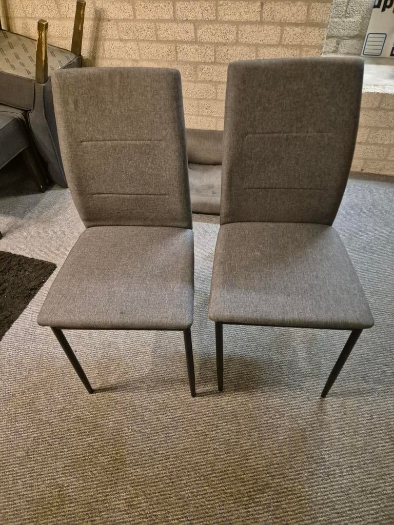 2 grijze JYSK eettafel stoelen, Huis en Inrichting, Ophalen, Zo goed als nieuw, Grijs, Twee