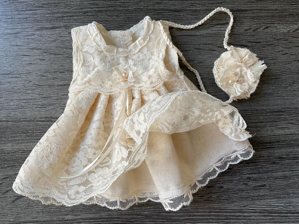 Kanten  jurkje met tasje voor  beer van 34/38 cm € 17,50, Verzamelen, Poppen, Verzenden, Nieuw, Kleertjes