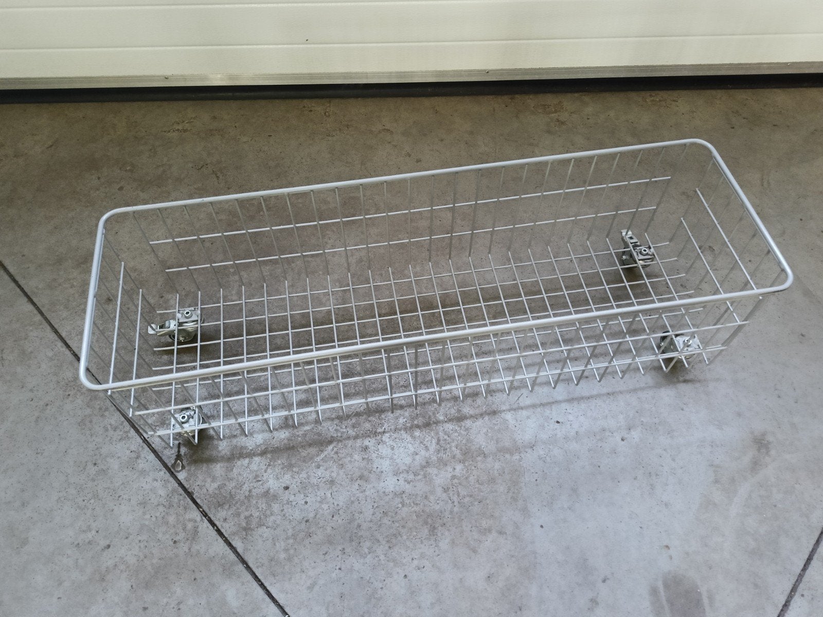 Metalen tassenrek / opbergbak met wieltjes, tassenkorf, Ophalen, Gebruikt, Metaal, Grijs