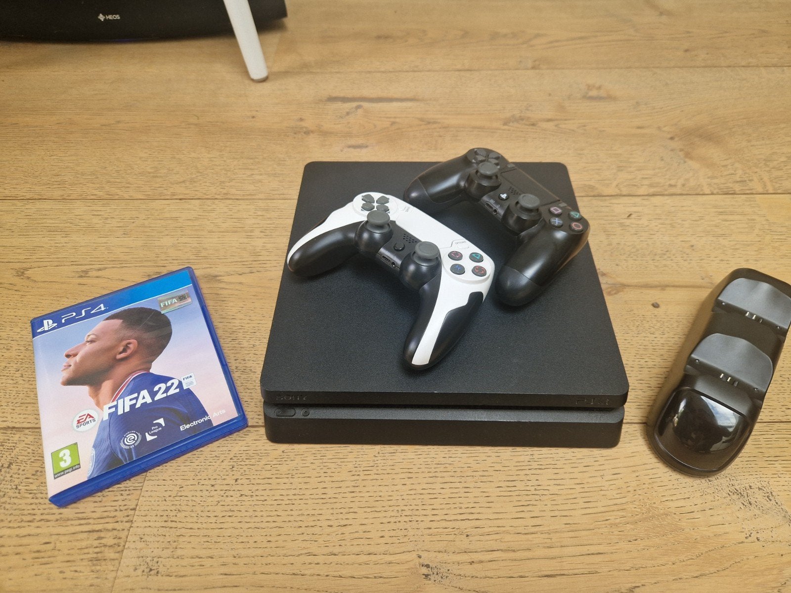 PlayStation 4 Slim met 2 controllers, headset en FIFA 22, Ophalen of Verzenden