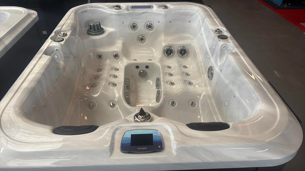 Vivo Spa 506-N 216 x165 x 82 cm kleine jacuzzi 3 personen, Ophalen, Nieuw, Inbouw, Trap