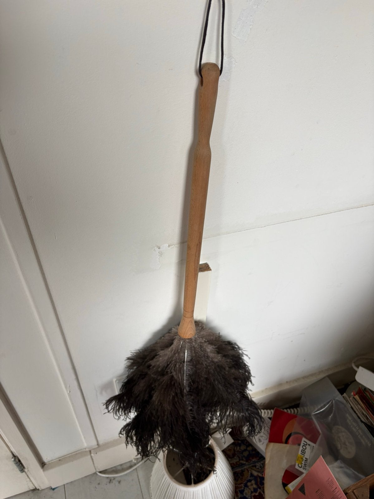 Ostrich feather duster, Ophalen, Bezem of Borstel