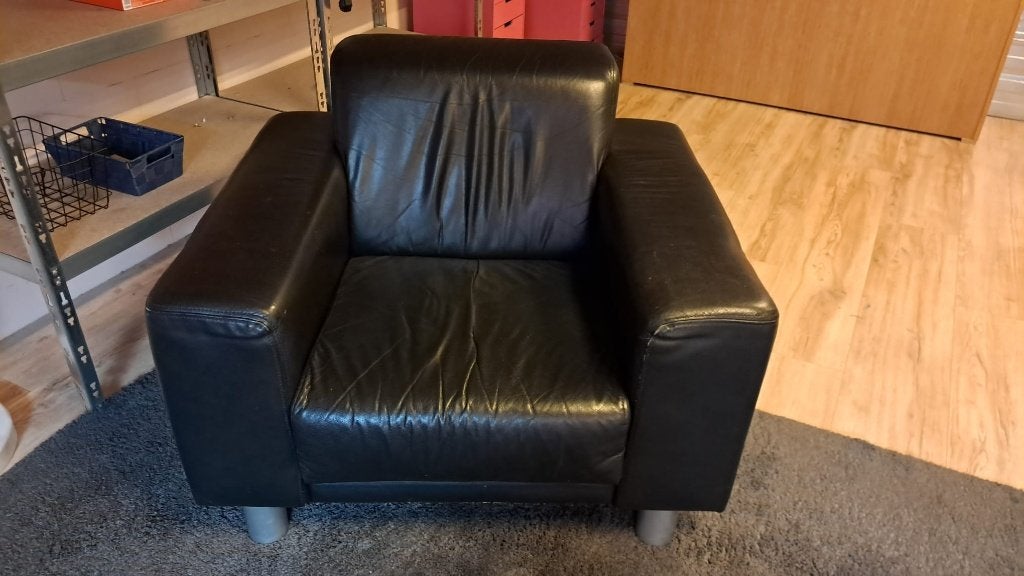 Gratis af te halen: zwarte leren fauteuil, Huis en Inrichting, Fauteuils, Ophalen, Gebruikt, 75 tot 100 cm, Leer