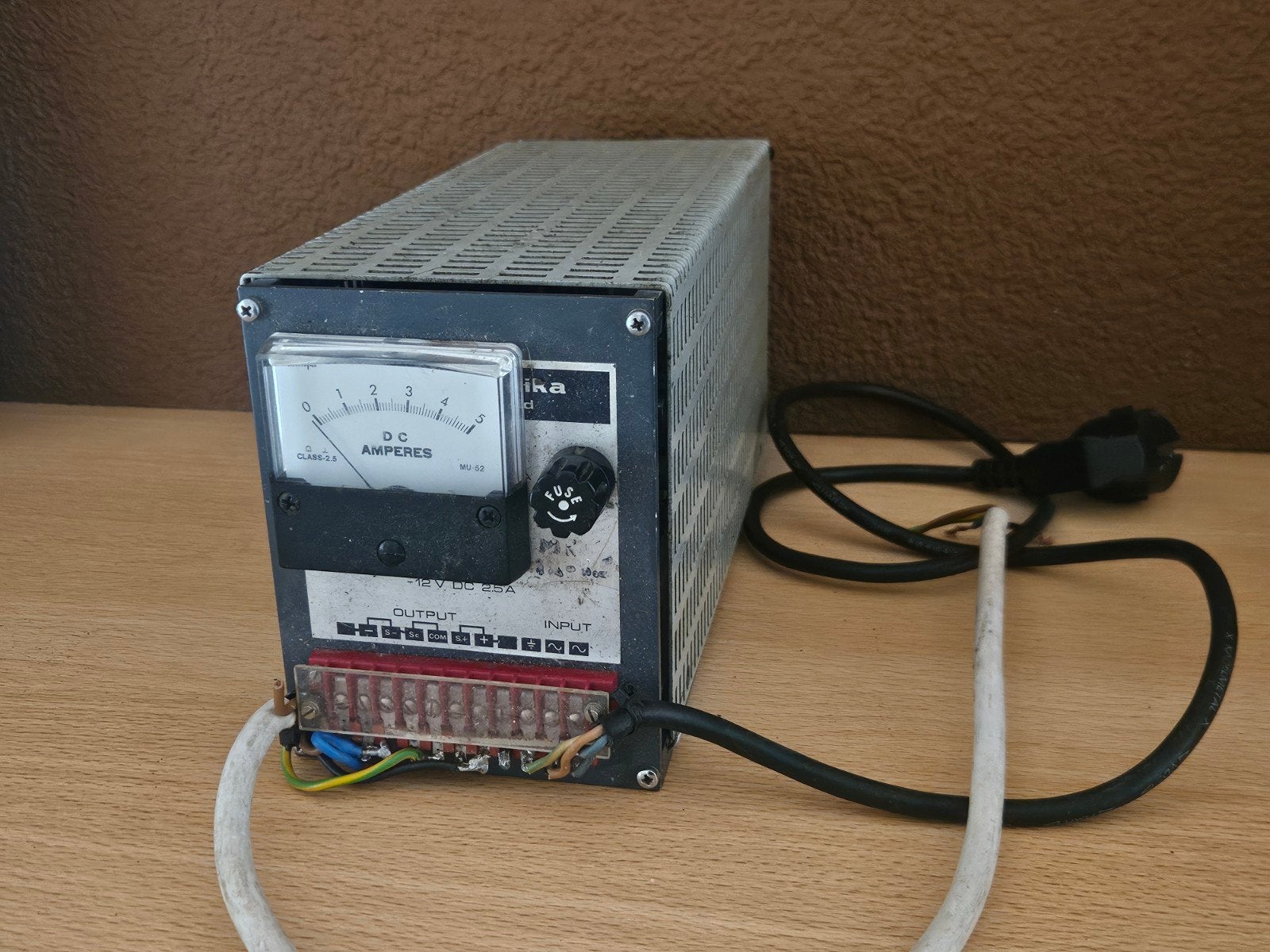Vintage DC Voeding -12V DC 2.5A met Ampèremeter

Tekst samen, Ophalen of Verzenden, Gebruikt