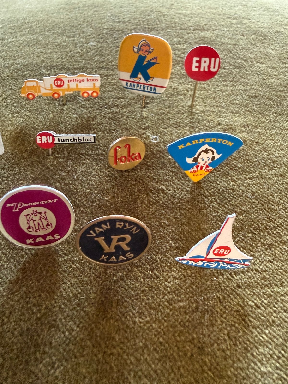 12 vintage speldjes van diverse kaasmerken, Verzamelen, Ophalen of Verzenden, Gebruikt, Overige onderwerpen, Speldje of Pin