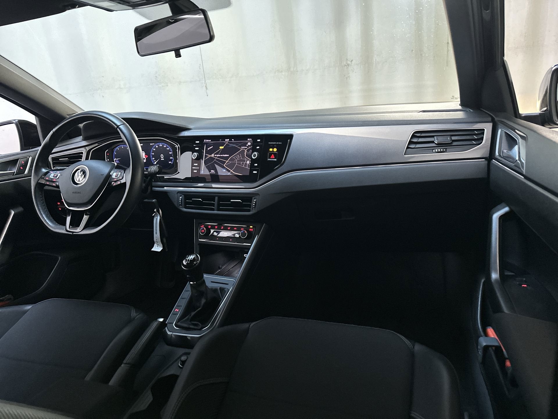 Volkswagen Polo 1.0 TSI Highline Business R R-Line Virtual C, Auto's, Voorwielaandrijving, Dealer onderhouden, 1063 kg, Gebruikt