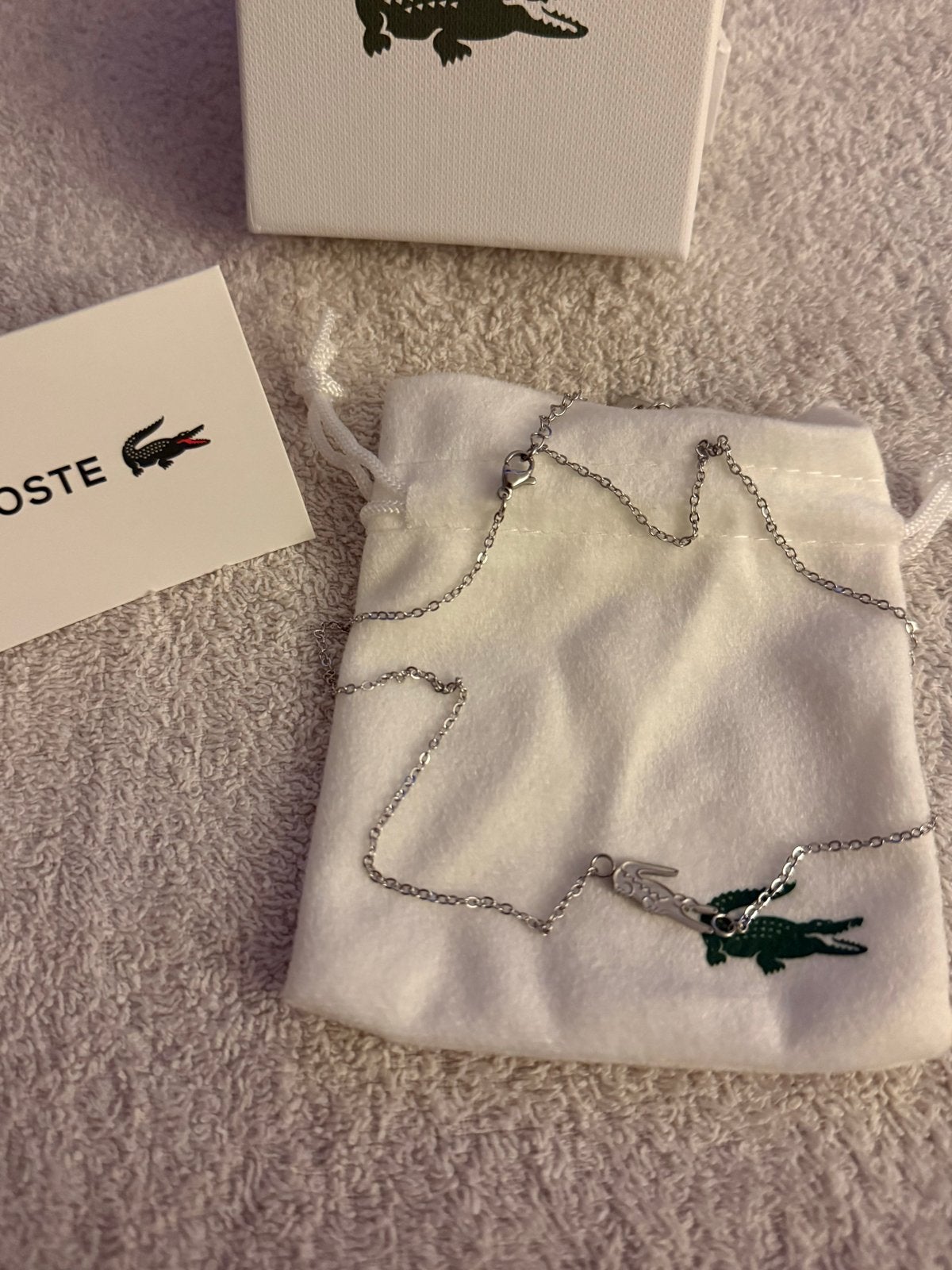 Nieuwe Lacoste ketting met krokodil hanger, Nieuw, Ophalen of Verzenden, Zilver, Overige materialen