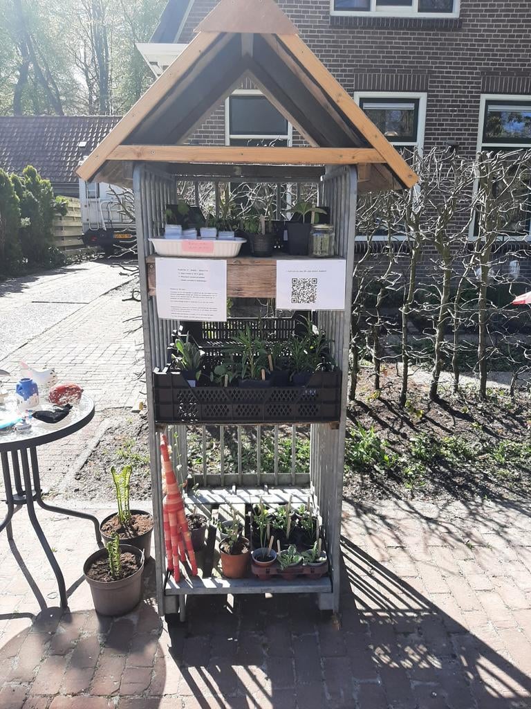 Kraampje langs de weg, Ophalen