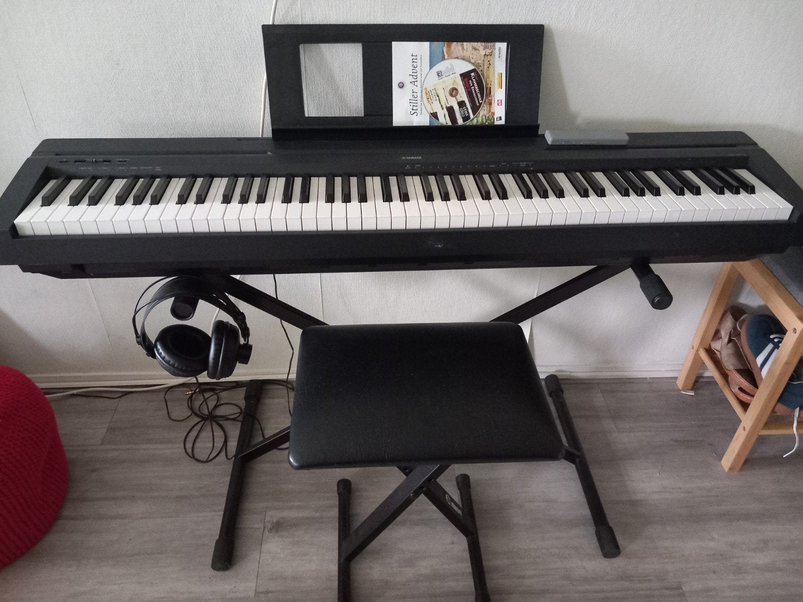Yamaha P-45 Digitale Piano met standaard en kruk, Ophalen, Zwart, Digitaal, Zo goed als nieuw