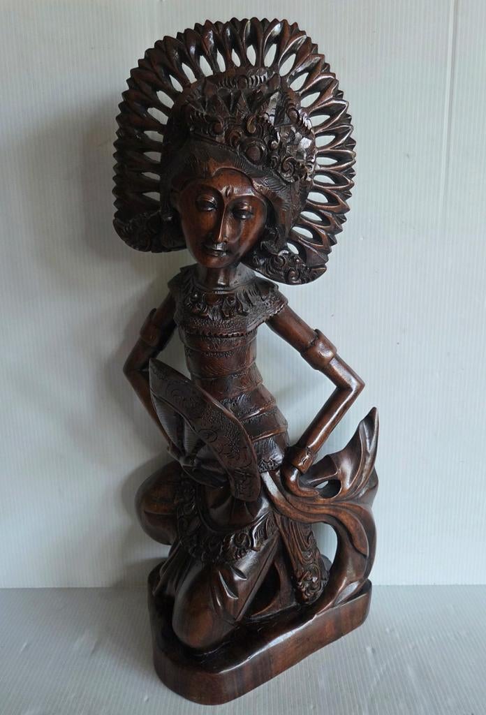 Balinees houtsnijwerk van een Djanger danseres - 40 cm, Houtsnijwerk, Ophalen of Verzenden, 20 - 50 cm, Hout