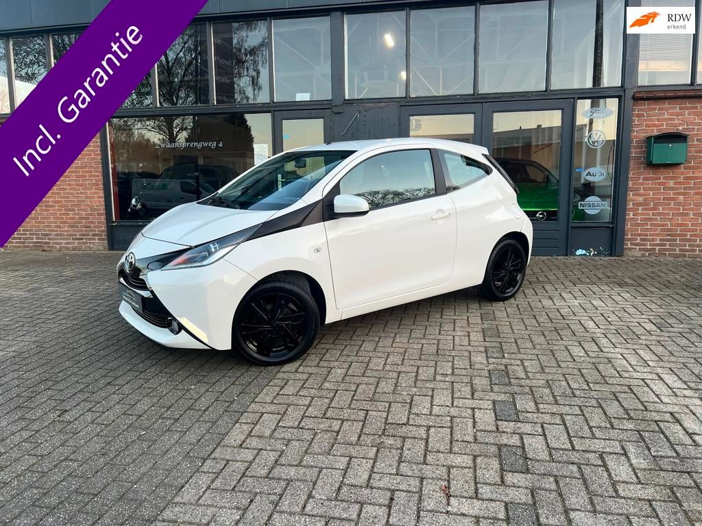 Toyota Aygo 1.0 VVT-i x-play, Airco, Achterruitcamera, Auto's, Voorwielaandrijving, Gebruikt, Zwart, 4 stoelen