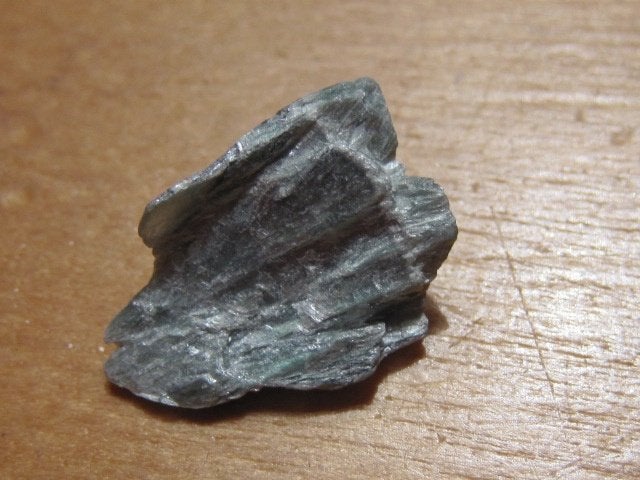 min. ruwe edelsteen SERAFINIET (4), Verzenden, Mineraal
