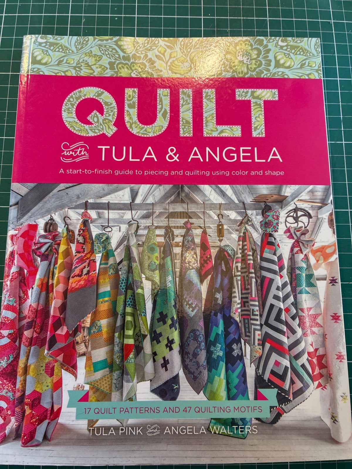 Quilt met Tula & Angela: Patronen en Motieven, Boeken, Ophalen of Verzenden, Zo goed als nieuw, Borduren en Naaien
